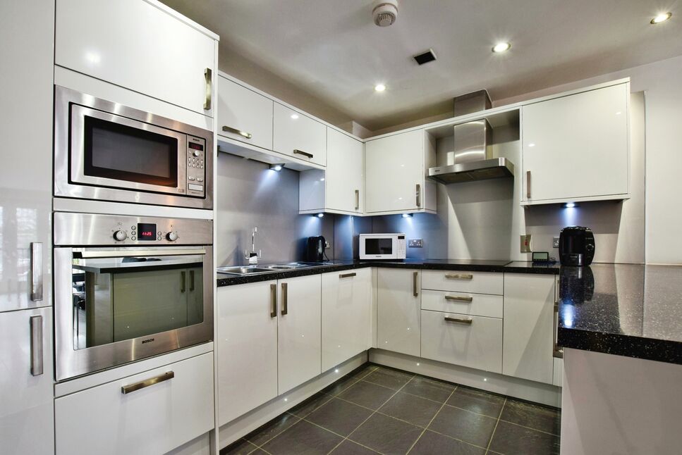 2 bedroom Flat for sale, Station Road, Wilmslow, SK9 £275,000