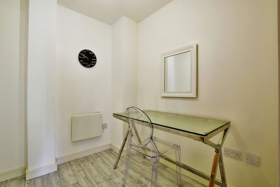 2 bedroom Flat for sale, Station Road, Wilmslow, SK9 £275,000