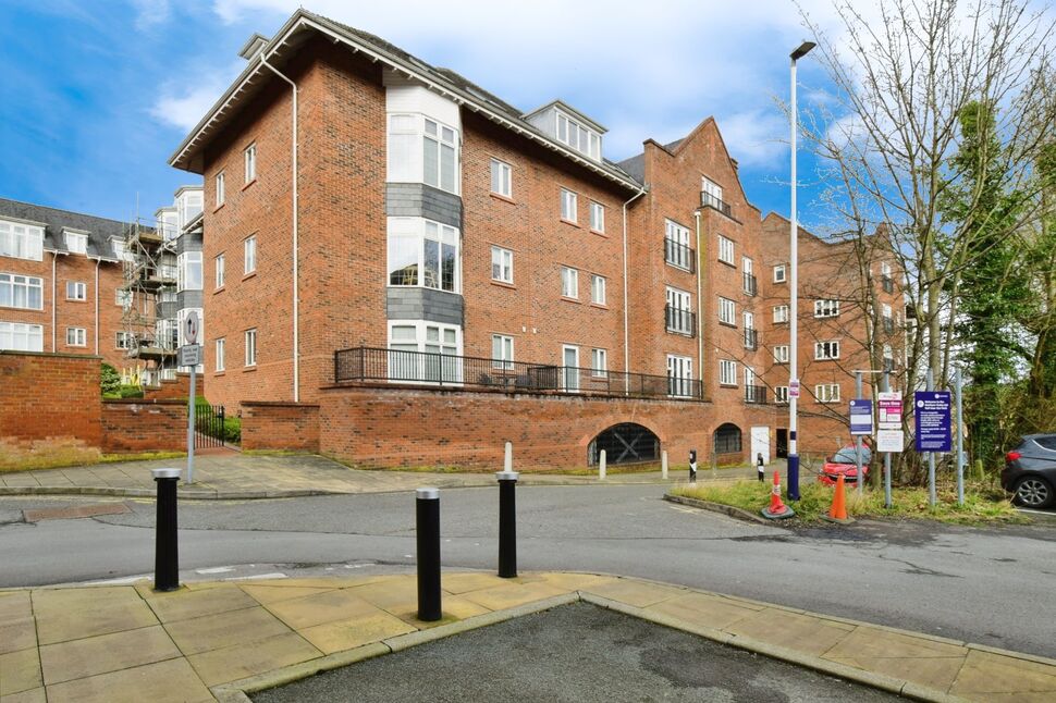 2 bedroom Flat for sale, Station Road, Wilmslow, SK9 £275,000