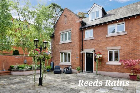 Altrincham Road, 2 bedroom  Flat for sale, £293,000