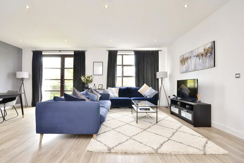 Lounge / dining space