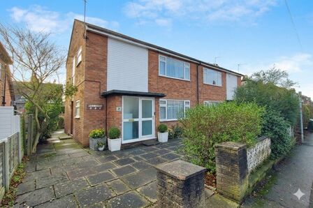 Chapel Lane, 1 bedroom Flat for sale, &pound;184,999