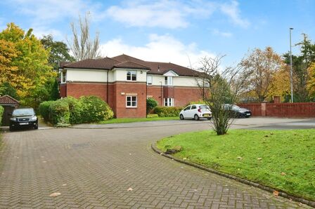 Pinewood Road, 2 bedroom  Flat for sale, £200,000
