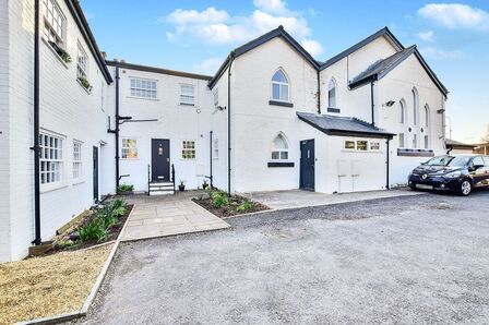 Spath Lane, 2 bedroom  Flat to rent, £1,100 pcm