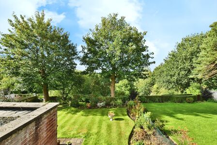Valley Drive, 4 bedroom Detached House for sale, £625,000