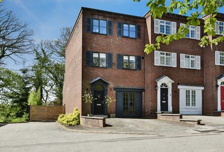 4 bedroom End Terrace House for sale