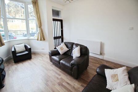 4 bedroom Mid Terrace House to rent