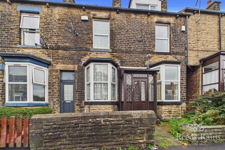 4 bedroom Mid Terrace House to rent