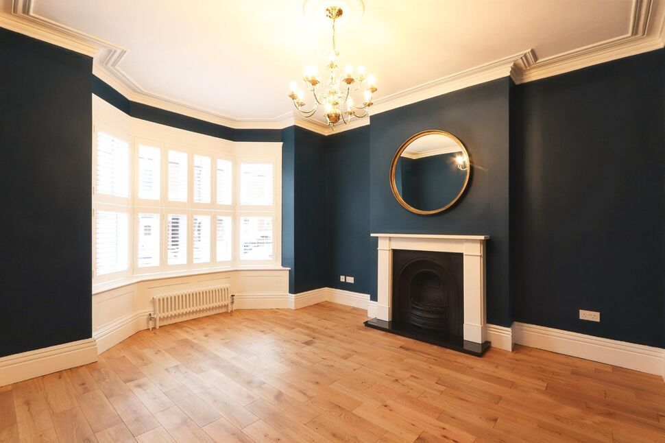 3 bedroom Mid Terrace House to rent