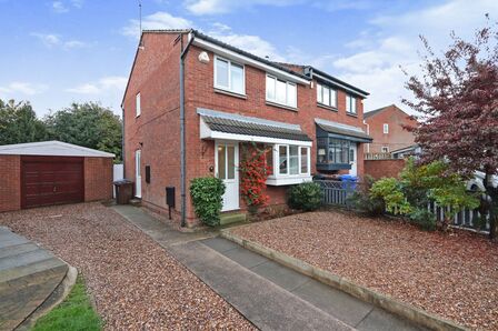 Oldale Court, 3 bedroom Semi Detached House to rent, &pound;900 pcm