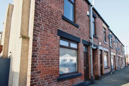 Robinson Road, 3 bedroom End Terrace House to rent, &pound;950 pcm