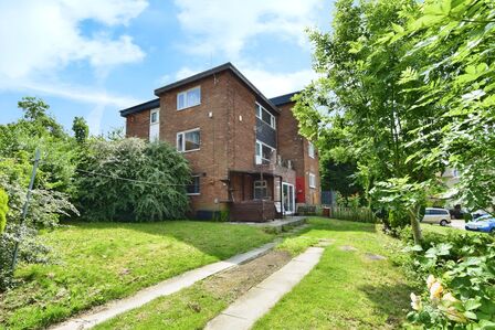 Spring Close Mount, 3 bedroom  Flat for sale, £120,000
