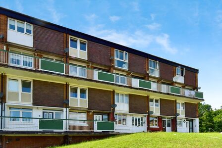 2 bedroom Mid Terrace Flat for sale