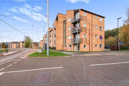 Beeches Bank, 2 bedroom  Flat to rent, £800 pcm
