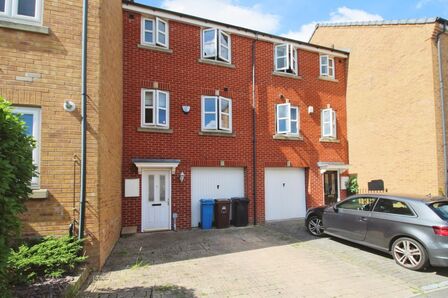 4 bedroom Mid Terrace House to rent
