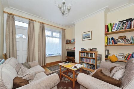3 bedroom Mid Terrace House for sale