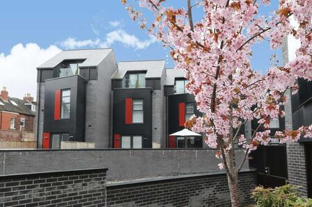 Rydal Crescent, 3 bedroom Mid Terrace House to rent, £1,250 pcm