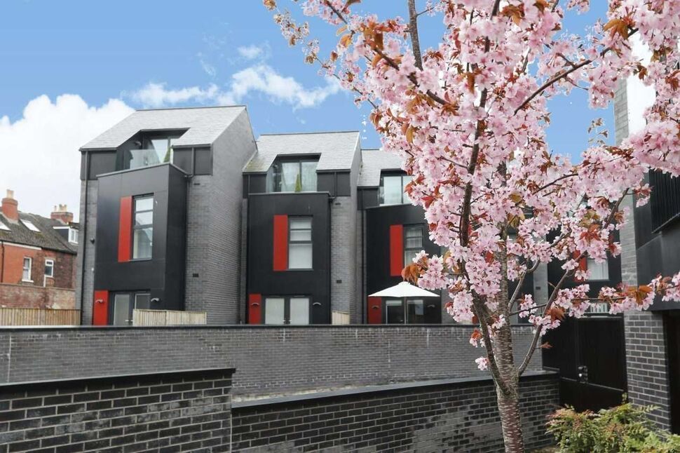 3 bedroom Mid Terrace House to rent