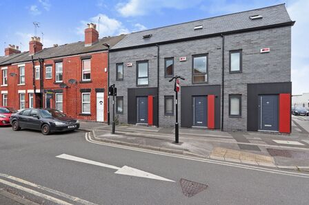 Langdale Road, 3 bedroom Mid Terrace House to rent, &pound;1,200 pcm