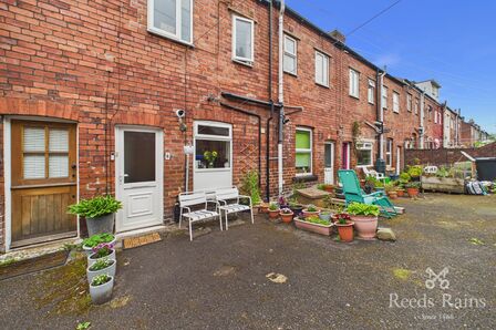 3 bedroom Mid Terrace House for sale
