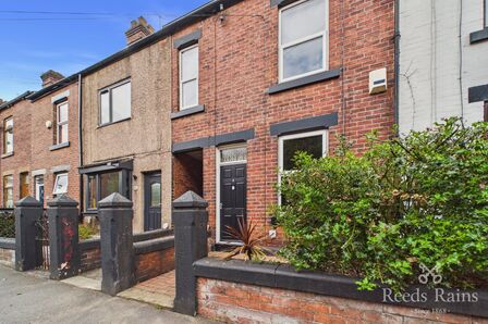 3 bedroom Mid Terrace House for sale