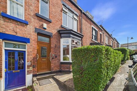 4 bedroom Mid Terrace House for sale