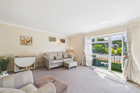 Ladies Spring Grove, 2 bedroom Flat to rent, &pound;925 pcm