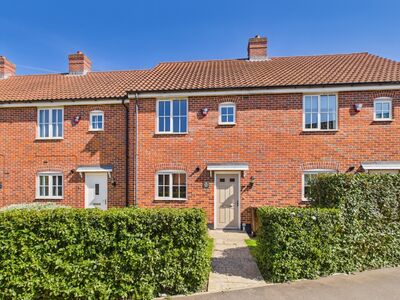 Avocet Rise, 3 bedroom Mid Terrace House to rent, £1,300 pcm