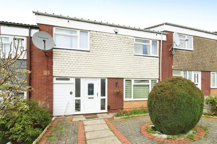 Giles Close, 4 bedroom Mid Terrace House for sale, £250,000
