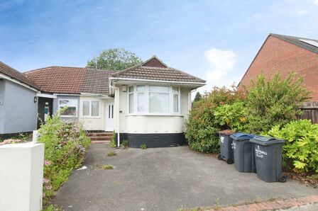 Lilleshall Road, 3 bedroom Bungalow to rent, &pound;1,350 pcm