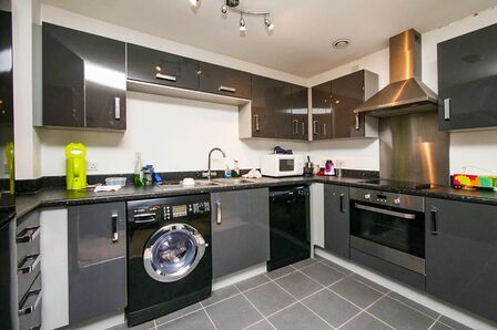 College Court, 2 bedroom  Flat to rent, £975 pcm