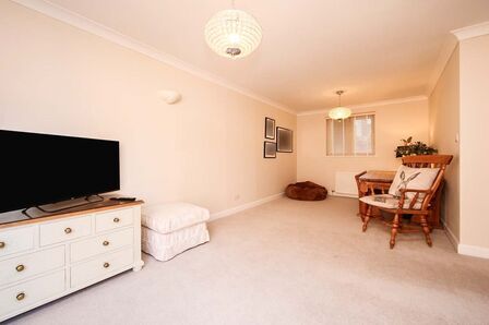 Coppergate Walk, 2 bedroom  Flat to rent, £1,400 pcm