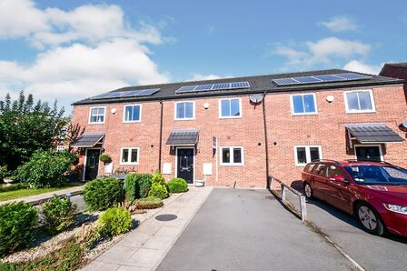 Sandringham Court, 3 bedroom Mid Terrace House to rent, £1,500 pcm