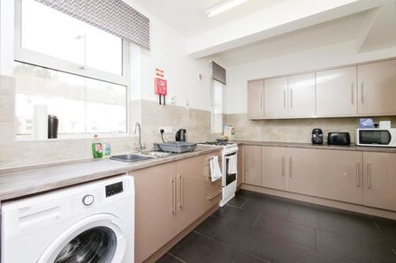 Constantine Avenue, 3 bedroom Semi Detached House to rent, £1,920 pcm