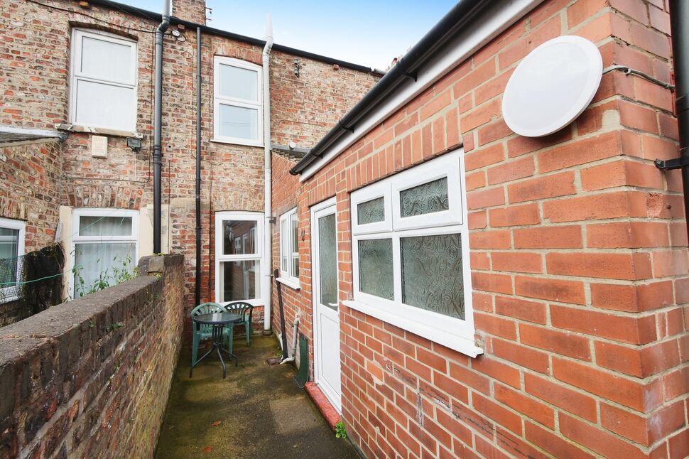 2 bedroom Mid Terrace House for sale, Baker Street, York, YO30 £220,000