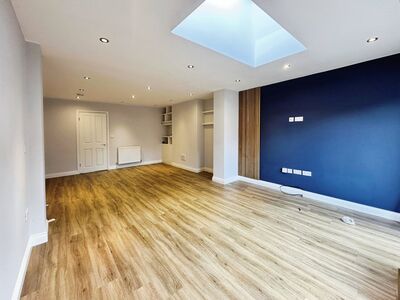 2 bedroom Mid Terrace House to rent