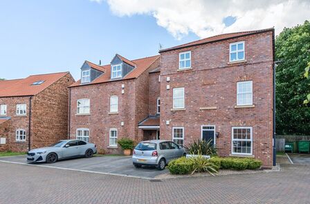 Station Rise, 1 bedroom  Flat for sale, £130,000