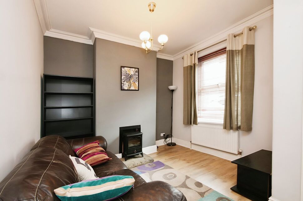 2 bedroom Mid Terrace House for sale