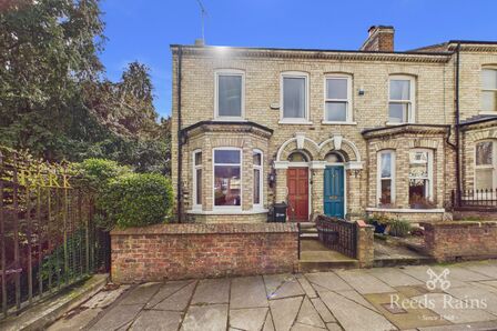 3 bedroom End Terrace House for sale