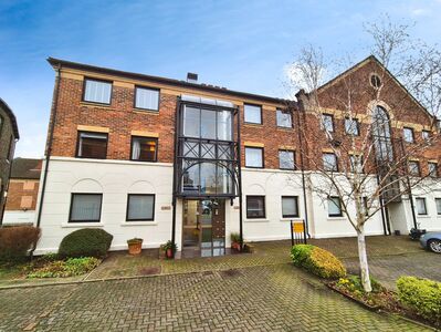 Postern Close, 2 bedroom Flat to rent, &pound;1,350 pcm