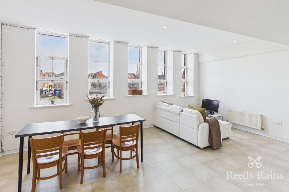 2 bedroom Flat for sale