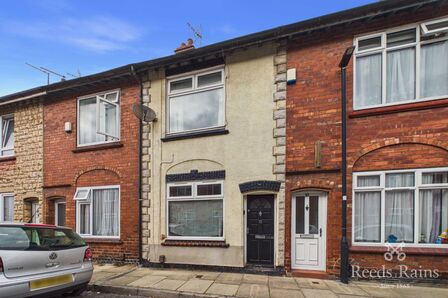 2 bedroom Mid Terrace House for sale