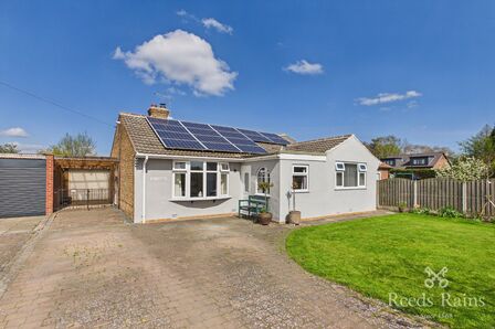 Murton Way, 2 bedroom Detached Bungalow for sale, &pound;400,000
